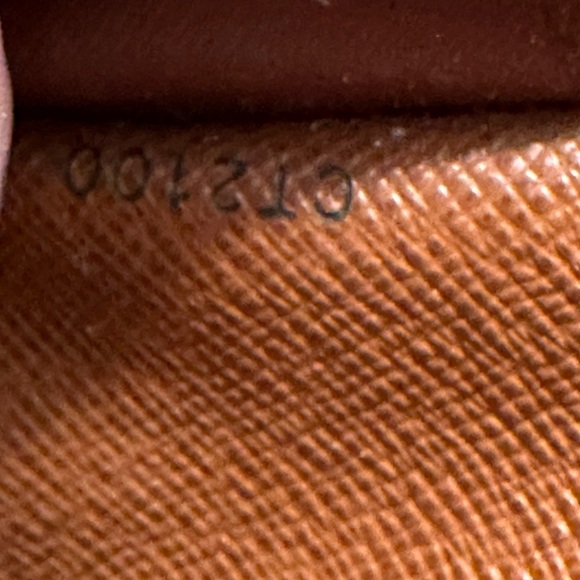 Louis Vuitton four key holder - Picture 6 of 7